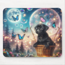 Cachorrinho Pug Sonhador com Borboletas e Bolhas d