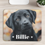 Mousepad Cachorro de animais de estimação<br><div class="desc">Mousepad apresentando sua foto personalizada de animal de estimação com o nome do animal de estimação como uma sobreposição de texto branca flanqueada por dois corações.</div>