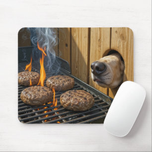 Mousepad Cachorro Fungando Hambúrgueres em uma Churrasqueir