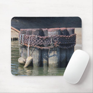 Mousepad Cadeias Rusty Envolvidas Em Torno De Pilotos De Po