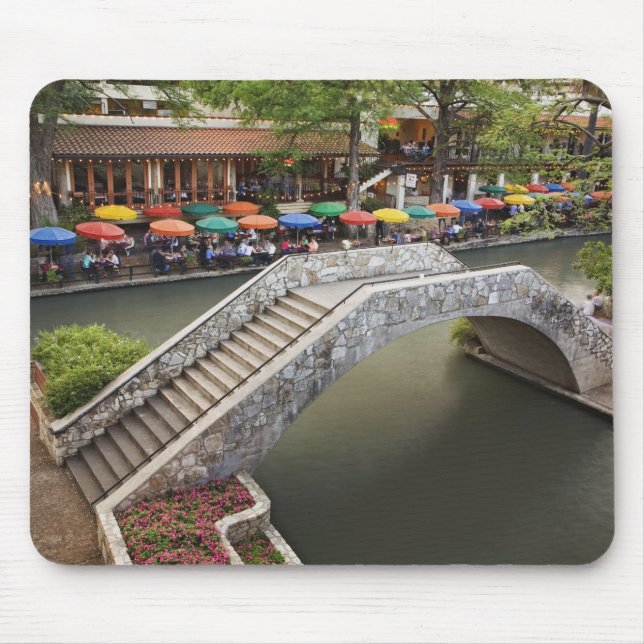 Mousepad Café ao ar livre ao longo do River Walk e ponte so (Frente)