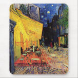 Mousepad Café Terrace à noite por Vincent van Gogh<br><div class="desc">Café Terrace, no Place du Forum, de Vincent van Gogh, é uma pintura de paisagens arquitetônicas de apos impressionismo de arte. Uma vista exterior de um restaurante com mesas, cadeiras, garçons e jantar em pessoas. Uma bela noite com estrelas no céu em Arles, França. Sobre o artista: Vincent Willem van...</div>