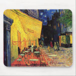 Mousepad Café Terrace à noite por Vincent van Gogh<br><div class="desc">Café Terrace, no Place du Forum, de Vincent van Gogh, é uma pintura de paisagens arquitetônicas de apos impressionismo de arte. Uma vista exterior de um restaurante com mesas, cadeiras, garçons e jantar em pessoas. Uma bela noite com estrelas no céu em Arles, França. Sobre o artista: Vincent Willem van...</div>