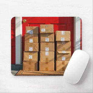 Mousepad Caixas de cartão empilhadas por uma porta vermelha