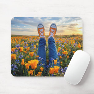 Mousepad Calças jeans e tênis laranja entre flores