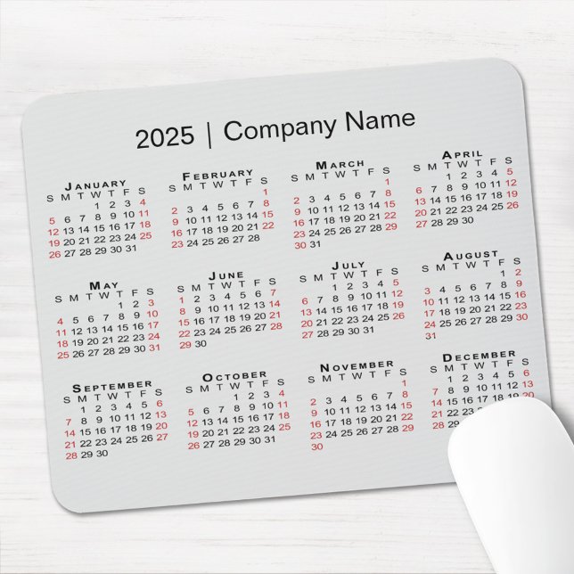 Mousepad Calendário 2025 com nome da empresa em Cinzas leve (2025 Calendar with Company Name on Light Grey Mouse Pad in situ)