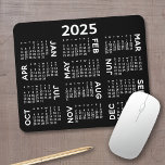 Mousepad Calendário 2025 - moderno preto e branco simples<br><div class="desc">Preto e branco - Um calendário mínimo básico de 12 meses de 2025 com fundo de cor sólida. Um olhar moderno para seu escritório doméstico ou vestiário escolar. As fontes são simples de ler e as cores podem ser alteradas. — Se você abrir a área personalizada, ela levará a você...</div>