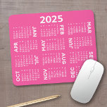 Mousepad Calendário 2025 - moderno rosa e branco simples<br><div class="desc">Preto e branco - Um calendário mínimo básico de 12 meses de 2025 com fundo de cor sólida. Um olhar moderno para seu escritório doméstico ou vestiário escolar. As fontes são simples de ler e as cores podem ser alteradas. — Se você abrir a área personalizada, ela levará a você...</div>