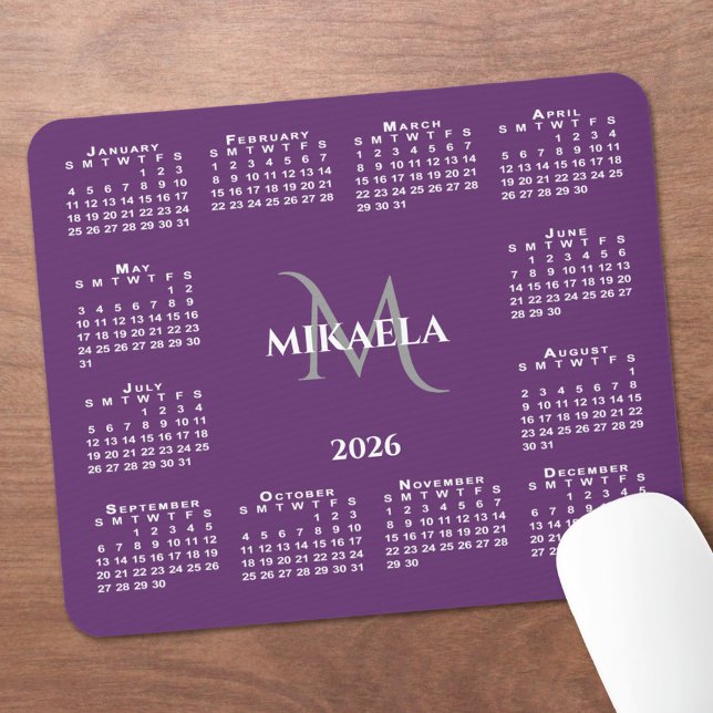 Mousepad Calendário 2026 Chic Monograma Nome em Roxo (2026 Calendar Chic Monogram Name on Purple Mouse Pad, in situ)
