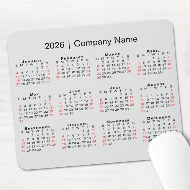 Mousepad Calendário 2026 com nome da empresa em Cinzas leve (2026 Calendar with Company Name on Light Grey Mouse Pad, in situ)