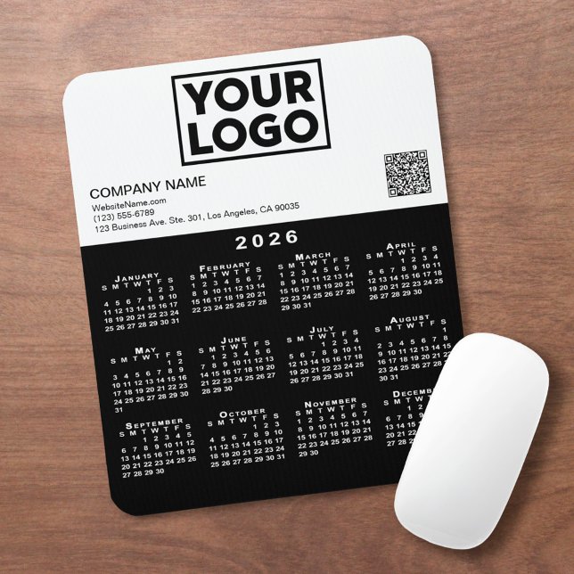 Mousepad Calendário 2026 Logo Empresarial Código QR Preto B (2026 Calendar Business Logo QR Code Black White Mouse Pad, in situ)