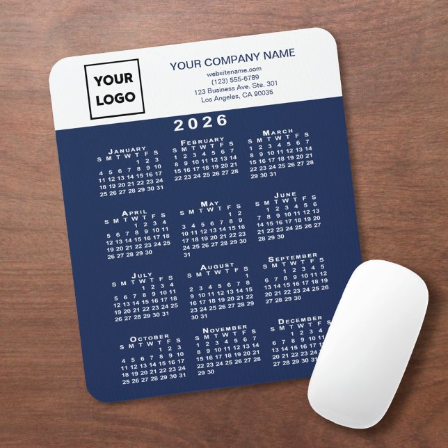 Mousepad Calendário 2026 Logotipo Texto Azul Marinho Branco (2026 Calendar Business Logo Text Navy Blue White Mouse Pad, in situ)