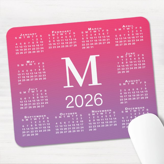 Mousepad Calendário 2026 Monograma em Gradiente de Rosa par (2026 Calendar Monogram on Pink to Purple Gradient Mouse Pad, in situ)