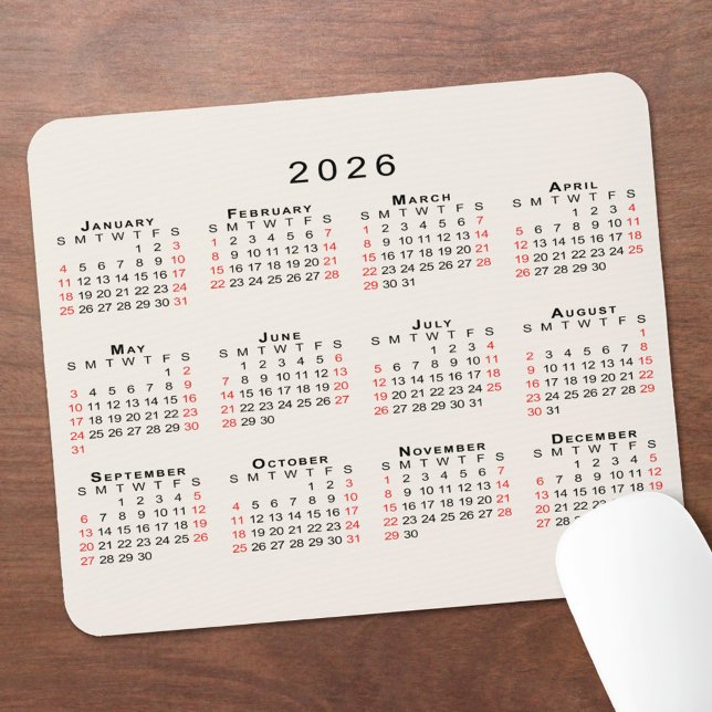 Mousepad Calendário 2026 Simples Bege Preto Vermelho (2026 Calendar Simple Beige Black Red Mouse Pad, in situ)