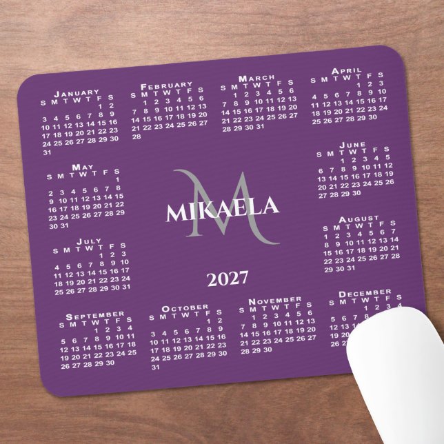 Mousepad Calendário 2027 Chic Monograma Nome em Roxo (2027 Calendar Chic Monogram Name on Purple Mouse Pad in situ)