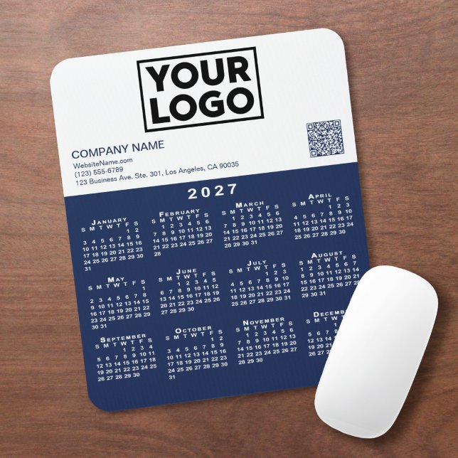Mousepad Calendário 2027 Logotipo Empresarial Código QR Azu (2027 Calendar Business Logo QR Code Navy White Mouse Pad in situ)