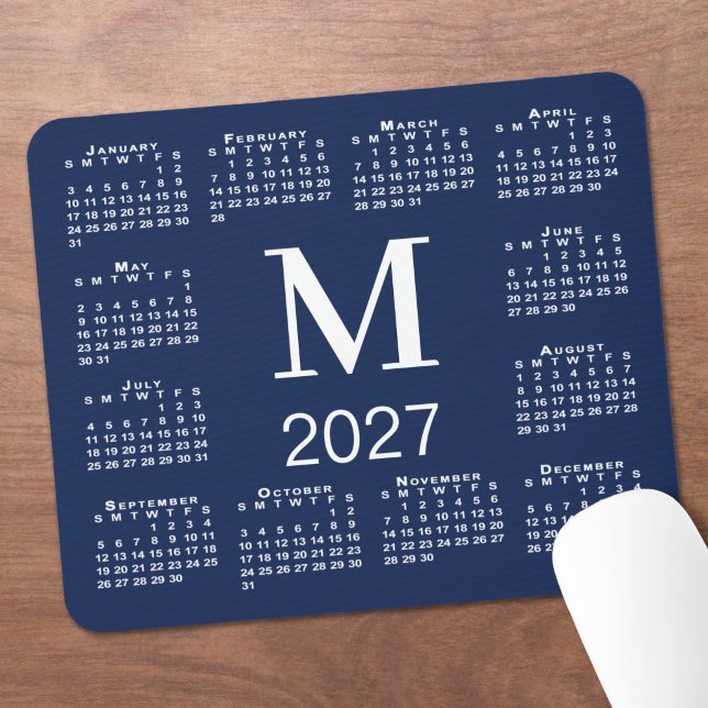 Mousepad Calendário 2027 Monograma Azul Marinho e Branco (Navy Blue and White Monogram 2027 Calendar Mouse Pad in situ)