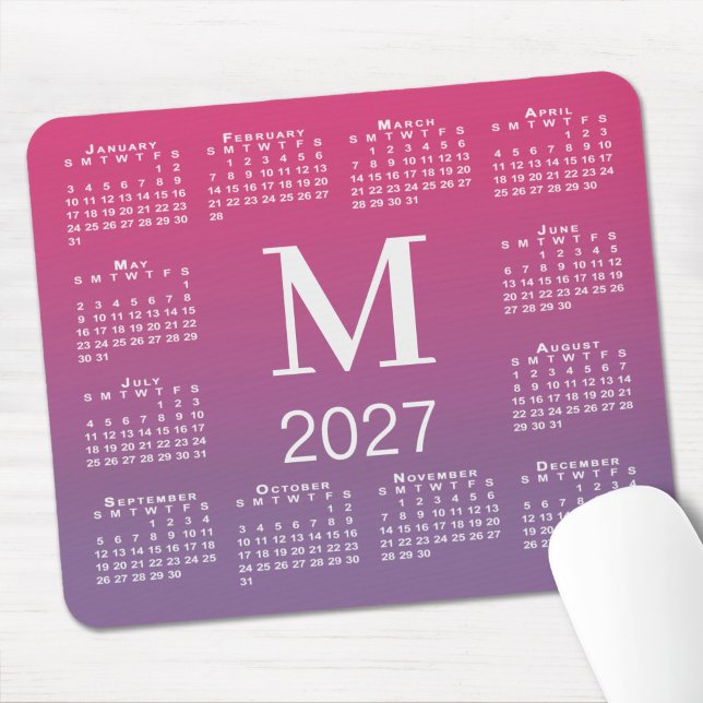 Mousepad Calendário 2027 Monograma Rosa ao Gradiente Roxo (2027 Calendar Monogram Pink to Purple Gradient Mouse Pad in situ)
