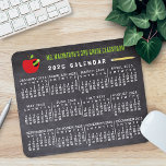 Mousepad Calendário de 2025 Nome do Professor de Escola de<br><div class="desc">Este calendário mensal mousepad / mousemat de 2025 anos mostra os dias da semana para cada mês. O design inclui um aspecto de quadro, além de um gráfico de um verme em uma maçã e um lápis. Você também pode adicionar seu texto personalizado em verde no topo. Use a modelo...</div>