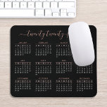 Mousepad Calendário do Modern Trendy Script Black Rosa Dour<br><div class="desc">Um moderno roteiro de caligrafia 2024,  um mouse pad calendário com rosa dourado sobre fundo preto. Você pode até adicionar mais texto ou imagens,  personalizar a cor de fundo.</div>