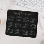 Mousepad Calendário do Modern Trendy Script Black Rosa Dour<br><div class="desc">Um moderno roteiro de caligrafia 2023,  um mouse pad calendário com rosa dourado sobre fundo preto. Você pode até adicionar mais texto ou imagens,  personalizar a cor de fundo.</div>