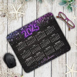 Mousepad Calendário dos monogramas 2025 com brilho preto<br><div class="desc">Volte para a diversão escolar com este mousepad personalizado 2025. Adicione um toque de brilho e brilho ao escritório de sua casa ou dormitório com este elegante mouse pad. Para torná-lo extra especial, ele também é monograma e personalizado com nome ou iniciais. clique no link "personalizar mais" e use a...</div>