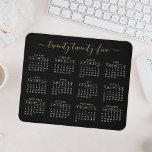 Mousepad Calendário Dourado 2023 do Script de Tendência Mod<br><div class="desc">Uma moderna caligrafia moderna de 2023 com mouse pad com letras douradas sobre fundo preto. Você pode até adicionar mais texto ou imagens,  personalizar a cor de fundo.</div>