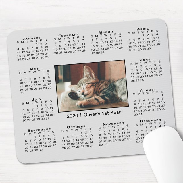 Mousepad Calendário Moderno 2026 com Nome e Foto em Cinza (Modern 2026 Calendar Your Photo Name on Grey Mouse Pad, in situ)