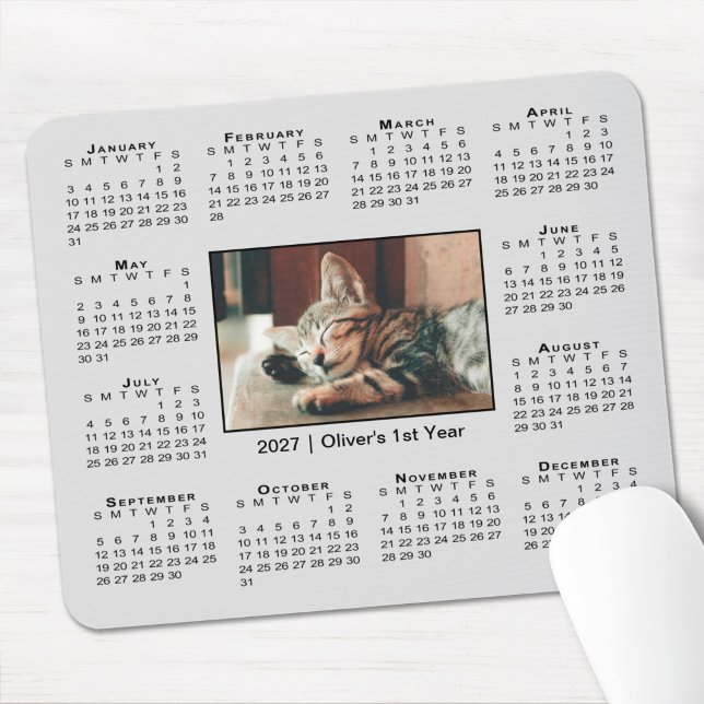 Mousepad Calendário Moderno 2027 com Nome e Foto em Cinza (Modern 2027 Calendar Your Photo Name on Grey Mouse Pad in situ)