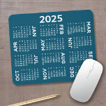 Mousepad Calendário - moderno azul e branco simples<br><div class="desc">Marinho azul e branco - Um calendário mínimo básico de 12 meses de 2025 com um fundo de cor sólida. Um olhar moderno para seu escritório doméstico ou vestiário escolar. As fontes são simples de ler e as cores podem ser alteradas. — Se você abrir a área personalizada, ela levará...</div>