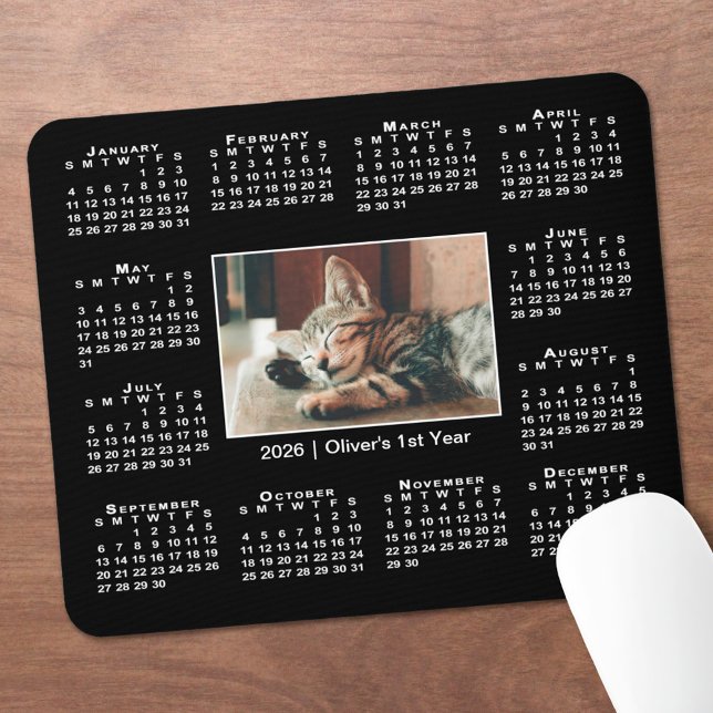 Mousepad Calendário moderno de 2026 Seu nome de foto em pre (Modern 2026 Calendar Your Photo Name on Black Mouse Pad, in situ)