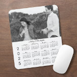 Mousepad Calendário Personalizado 2025 com Nomes de Fotogra<br><div class="desc">Mantenha a pessoa que você ama por perto com um mouse pad personalizado 2025. Substitua o exemplo de foto e os nomes por você na barra lateral. O texto personalizado está em uma fonte elegante de script preto. Abaixo, é fácil ler o calendário preto 2025 em um fundo branco. Faz...</div>