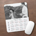 Mousepad Calendário Personalizado de Nomes de Foto 2025<br><div class="desc">Mantenha a pessoa que você ama por perto com um mouse pad personalizado 2025. Substitua o exemplo de foto e os nomes por você na barra lateral. O texto personalizado está em uma fonte elegante de script preto. Abaixo, é fácil ler o calendário de 2025 com dias negros da semana...</div>