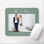 Mousepad Calliografia Heart Sr. Wedding Sage Green<br><div class="desc">Manuscrito Simples e Moderno de Caligrafia,  Sr. e Sra. Coração,  Noiva de Casamento e Foto do Mouse - Sage Green</div>