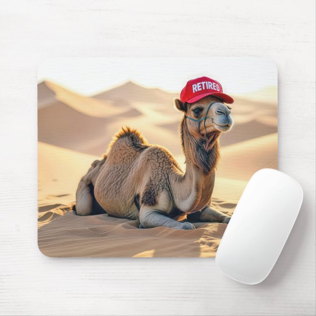 Mousepad Camelo Usando um Boné Vermelho de Aposentado (Com mouse)