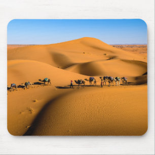 Mousepad camelos no deserto sob céu azul