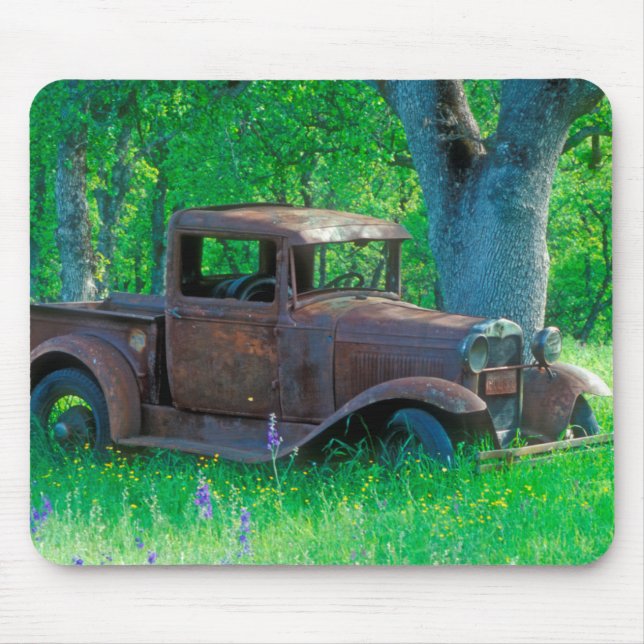 Mousepad Caminhão antigo enferrujado em um prado (Frente)