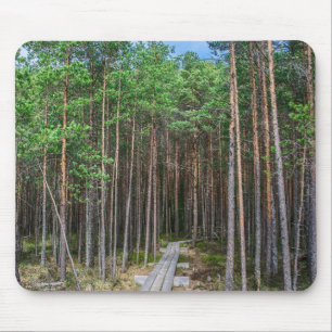Mousepad Caminho de madeira na floresta de pinheiros