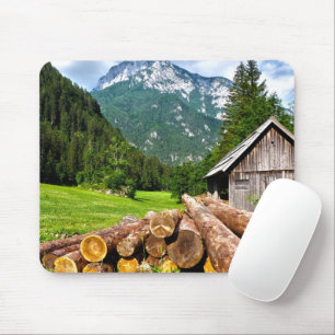 Mousepad Campo de registro na floresta com montanhas