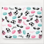 Mousepad Caniches de Macarons do francês & óculos de sol<br><div class="desc">Um mousepad que caracteriza um teste padrão de macarons franceses azuis e cor-de-rosa,  de caniches pretas,  de óculos de sol do olho de gato,  das caixas de presente cor-de-rosa amarradas com uma fita preta,  e do "Bonjour!"</div>