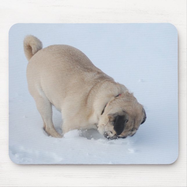 Mousepad Cão do Pug que joga o a neve do inverno (Frente)