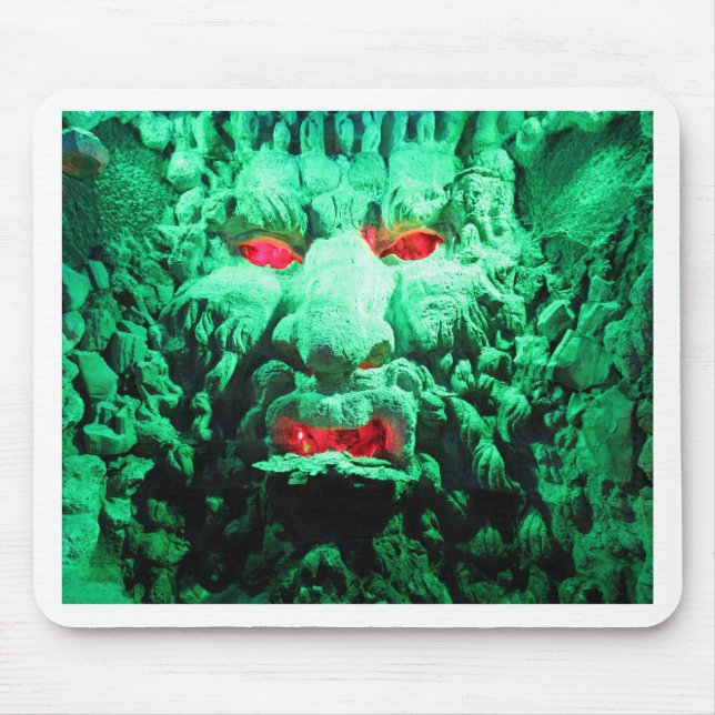 Mousepad Cara Assustadora Mascarada na Rocha (Frente)