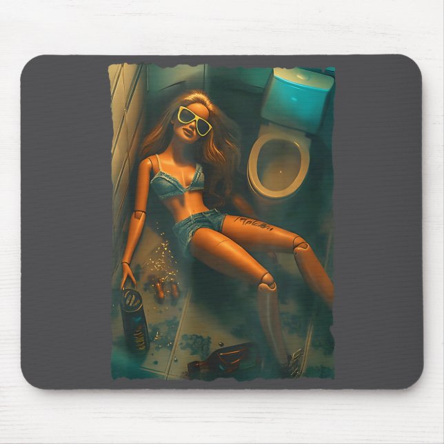 Mousepad Cara de boneca bebendo meme engraçado nojento (Frente)