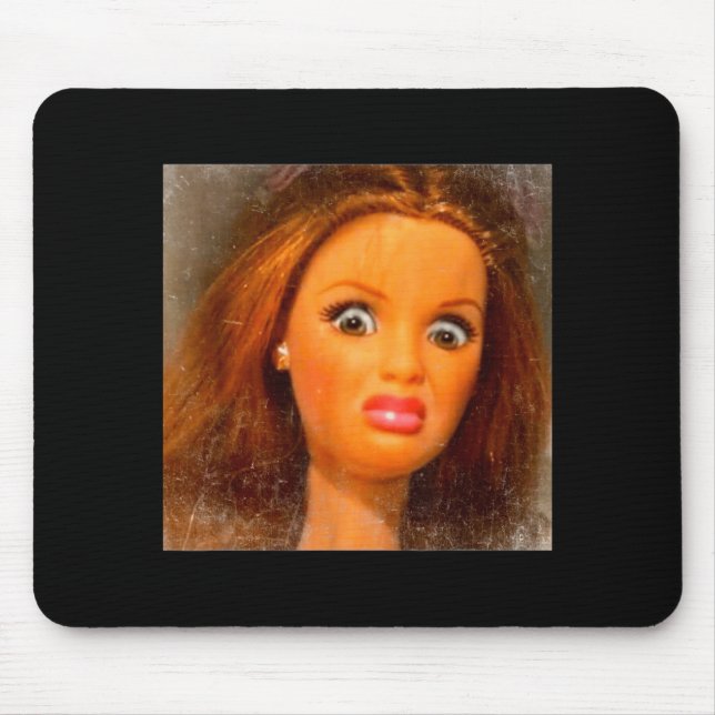 Mousepad Cara de Boneca Repulsiva Meme Engraçado (Frente)