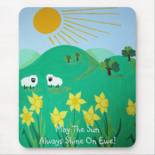 Mousepad carneiros bonitos com colinas céu azul e nuvens