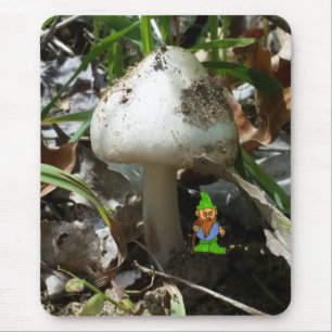 Mousepad Cartoon Gnome sob um Cogumelo