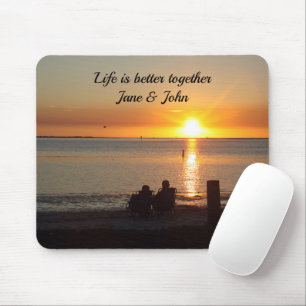 Mousepad Casal Sentado Na Praia No Bloco De Mão Sunset