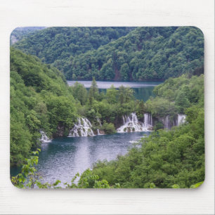Mousepad Cascata em cascata com floresta verde na Croácia