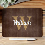 Mousepad Castanho Escuro Pinstripe Retro Tan Monograma<br><div class="desc">Este design apresenta um padrão antigo de pinstras bronzeadas sobre um fundo castanho escuro. Personalize-o com o seu monograma inicial em tom de ouro e o seu nome no guião retrô branco.</div>
