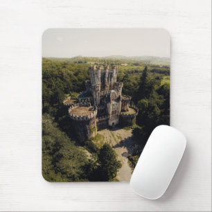 Mousepad Castelo de Pedra de Cinza Alta em Florestas Verdes